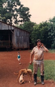 Seu Lino com o chapéu característico, o inseparável Ramenzoni.