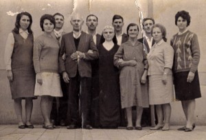 A família Toni Torccio por ocasião dos votos da irmã Thereza. Da esquerda para a direita: Maria, Odila, Achiles, Toni, Pio, Thereza, Lino, Elizabeth, Abel, Eulália e Ignes.