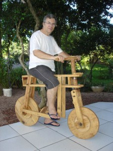 Esta é uma réplica das famosas "bicicletas de pau" feita pelo tio Ângelo Chierentin, em 2007, especialmente para mim em reconhecimento pela preocupação em conservar a história.