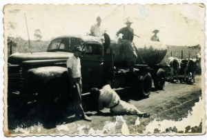 Nesta foto feita pelo tio Lino, aparece um típico caminhão de 300 arrobas da época. observe que o caminhão está com rodado duplo, mas o reboque está simples, no fundo os bois Bonito e Cruzeiro.