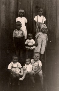 Na foto de 1957 de cima para baixo e da esquerda para a direita: Mariazinha, Antoninho, Joãozinho, Vicente e Neli do tio Achiles, depois Eu (Liceo), Leonildo e Leo do tio Lino.